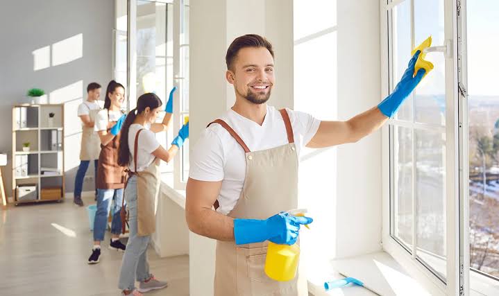 Should Businesses Clean In-House or Outsource?
